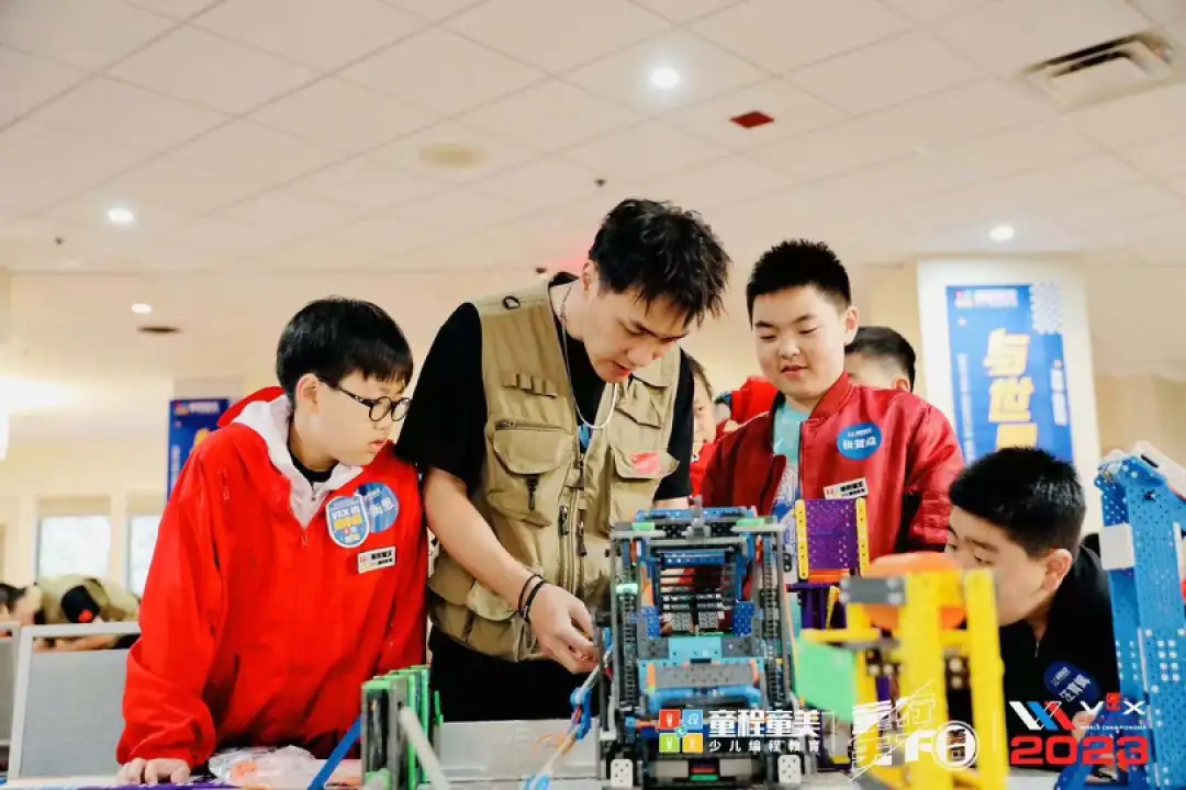 The Irreplaceable Role of Teachers in AI-Driven Education